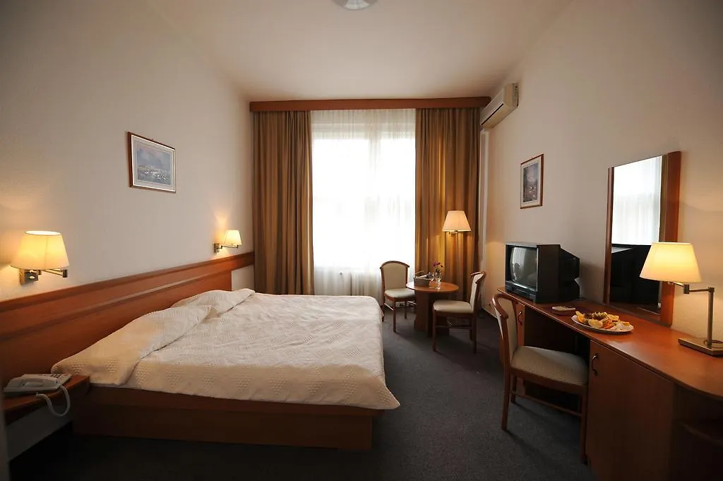 Hunguest Hotel Platanus Будапешт